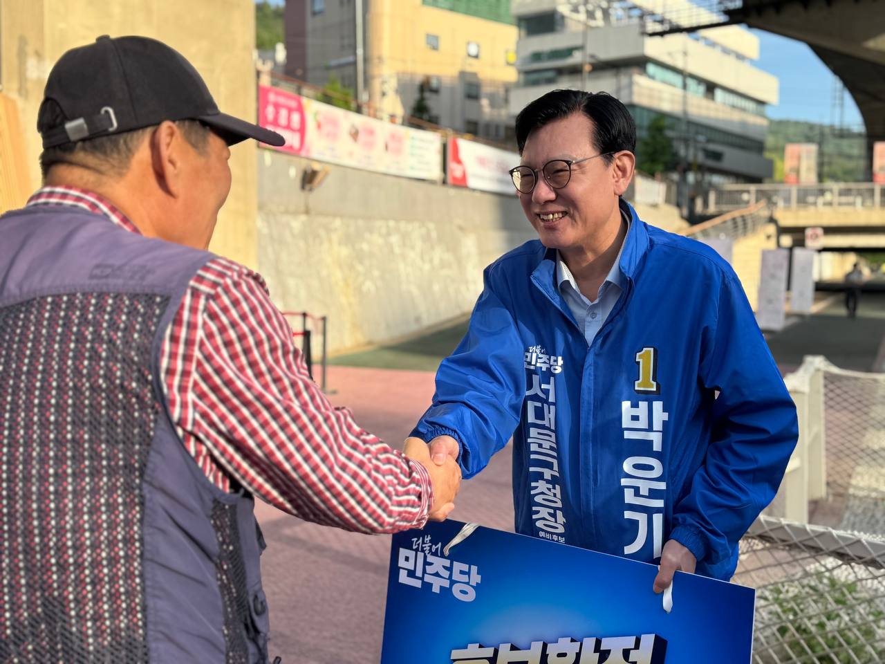 홍제폭포에서 출근길 구민과 인사를 나누는 박운기 후보