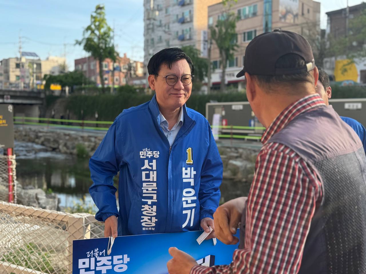 홍제폭포에서 출근길 구민과 인사를 나누는 박운기 후보